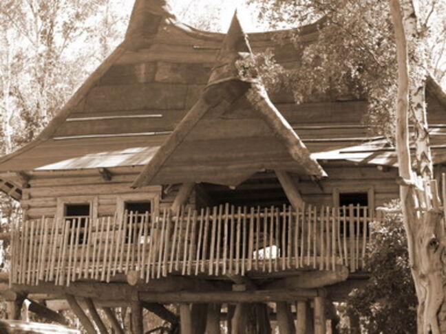 The Museum is situated in the last preserved original Turisedian house (1213) Museumsbaumhaus_Eingang_oben-sepia